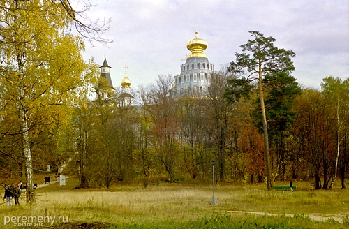 Это для разнообразия монастырский парк осенью. За деревьями просматривается монастырская стена. Над нею шатер Воскресенского собора, левее - маковка церкви Рождества Христова и Елизаветинская надвратная башня