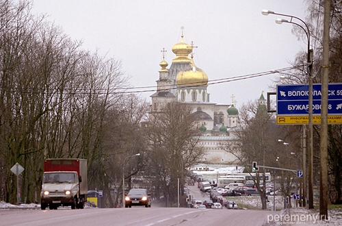 Новоиерусалимский Воскресенский монастырь с дороги от города Истры