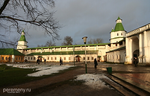 Территория монастыря. Справа вход, левее - Дамасская башня, еще дальше - Ефремова