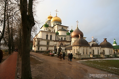 Воскресенский Новоиерусалимский монастырь. На переднем плане церковь Константина и Елены, на заднем - Воскресенский собор. Фото Олега Давыдова