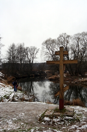 Крест на берегу Истры около Никонова скита. Река Истра в этом месте называется Иорданом