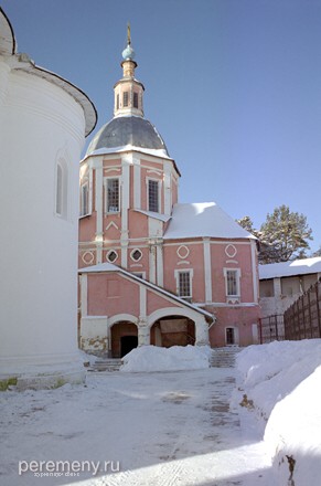 Пафнутьев монастырь. Церковь св. Митрофания. Виден вход в усыпальницу. Слева на переднем плане Собор Рождества Богородицы