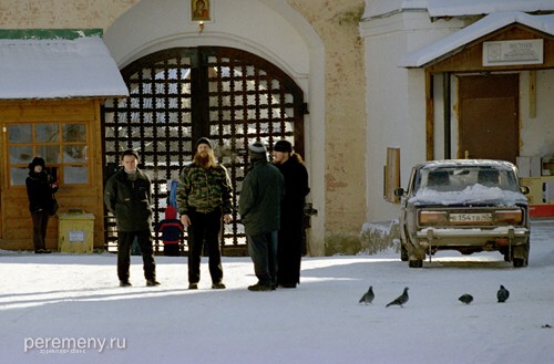 Монастырские ворота изнутри: тут толпятся и рабочие, и нищие, и приезжие попы. Справа (там, где машина) вход в редакцию газеты "Вестник Свято-Пафнутьева Боровского монастыря"