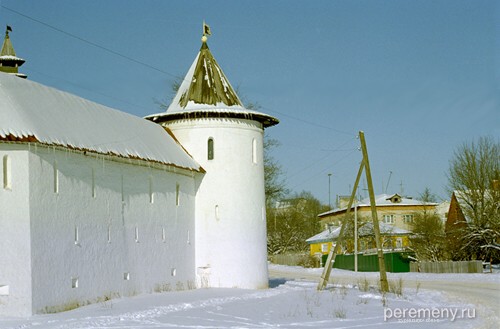 Пафнутев монастырь. Эта башня называется Круглая. Естественно