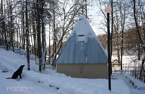 На Пафнутьевом источнике. Это купальня, за ней - монастырские пруды (обнесены решеткой). Монастырь слева на горке. Собака всем сердцем сопереживает тому, кто пошел окунуться в этот мороз. Между прочим, вода в Пафнутьевом источнике великолепная, сладкая, но вот странно: не раз, когда я погружал руку в воду, текущую из трубы, у меня было ощущение, будто кто-то хватал меня за руку. И на руке у меня оставался как бы ожог. И не только у меня...