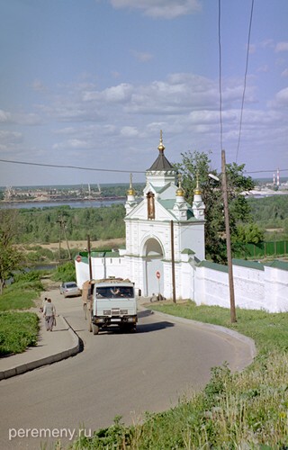 Вход в Вознесенский Печерский монастырь. На заднем плане за Волгой виднеется город Бор