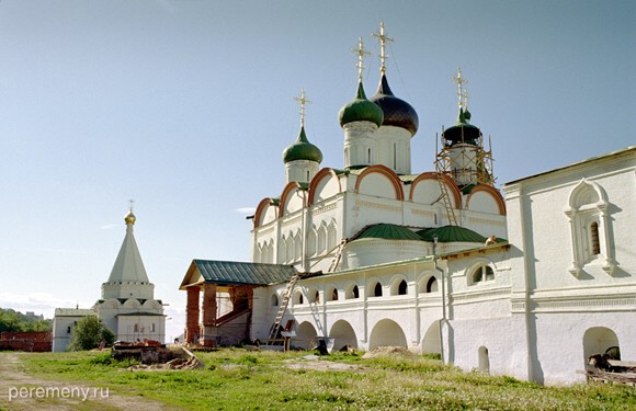 Справа Вознесенский собор Печерского монастыря. Он был построен в 1629-1633 годах по благословению патриарха Филарета Никитича. Вдали надвратная церковь во имя Евфимия Суздальского. Она построена в 1645 году