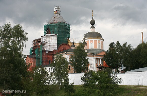 Покровский Хотьков монастырь. На переднем плане Покровский собор, дальше – красный в лесах – Никольский собор