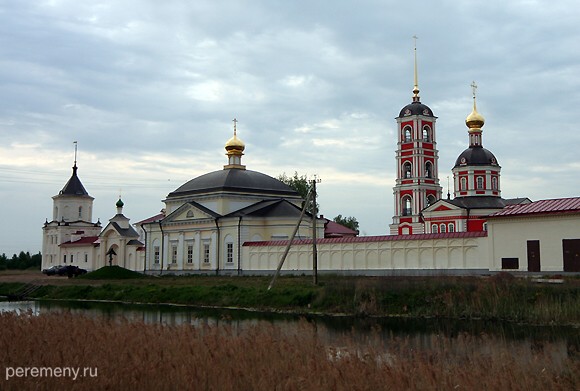Троице-Сергиев Варницкий монастырь расположен километрах в трех к северо-западу от центра Ростова Великого. Невыносимо унылое место. Когда-то здесь добывали соль