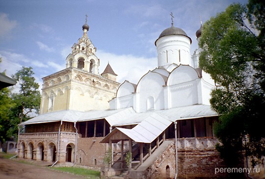 Киржачский Благовещенский монастырь. На переднем плане (белый) Благовещенский собор, на заднем - Спасская церковь «иже под колоколы». Сейчас этот монастырь женский