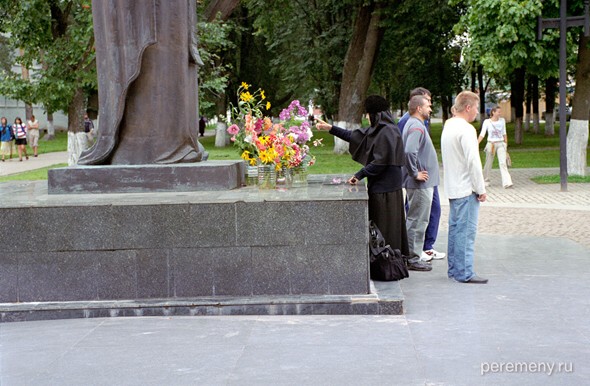 Памятник Сергию Радонежскому около лавры