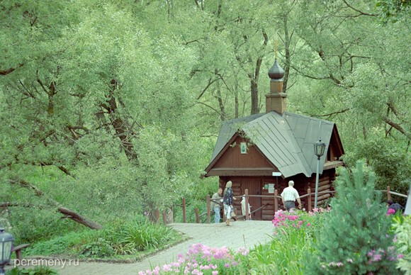 Сергиев Посад, источник Саввы Сторожевского. Это совсем недалеко от Сергиева монастыря. Савва Сторожевский был учеником Сергия, а потом стал игуменом Успенского монастыря на реке Дубенке. Считается, что этот монастырь основан в честь победы на Куликовом поле, но тогда он должен был быть не Успенским, а Рождественским, ибо битва произошла в день Рождества Богородицы. Но скорее Дубенский монастырь построен в честь другой победы над Мамаевой Ордой, которая произошла на реке Вожже как раз на Успение. Впоследствии Савва основал еще один монастырь под Звенигородом в месте силы Сторожи