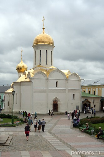 Троице-Сергиева лавра. Троицкий собор, построен в 1422 году преподобным Никоном (преемником Сергия по игуменству) «в честь и похвалу» основателю монастыря, преподобному Сергию Радонежскому. В Троицком соборе покоятся мощи Сергия, умершего в 1392 году