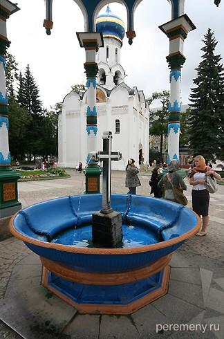 Троице-Сергиева лавра. Бассейн для освящения воды на соборной площади. В центре бассейна установлен крест, из горизонтальной перекладины которого в обе стороны стекает вода, поступающая из Успенского кладезя. А дальше виден храм во имя Сошествия Святого Духа на апостолов (1476). В этом храме покоятся мощи преподобного Максима Грека (умер в 1556 году), а также – преподобного Антония Радонежского (умер в 1877 году)