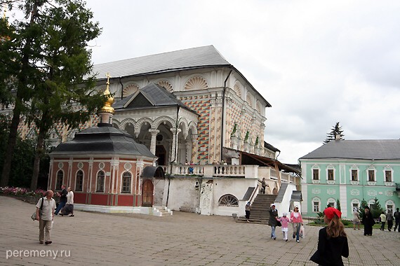 Троице-Сергиева лавра. Справа Митрополичьи покои (1778). Слева Трапезная палата (1686–1692). Это одно из самых больших помещений своего времени, перекрытых сводом без промежуточных опор. Предназначалась для торжественных приемов и праздничных трапез. Перед Трапезной палатой небольшая Михеевская церковь, построенная в 1734 году над гробом преподобного Михея, ученика и келейника преподобного Сергия Радонежского. Престол церкви освящен в честь явления Богородицы Сергию, свидетелем явления был Михей