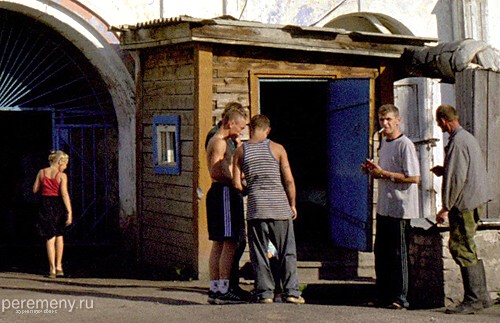 Это тот самый кадр, который меня заставили сделать, приведя назад в монастырь. Церковь-то я отрезал, оставил только сторожку, которая попала в кадр, и, соответственно, тех, кто меня выводил и вводил. Кто их разберет - где пациенты, а где охранники