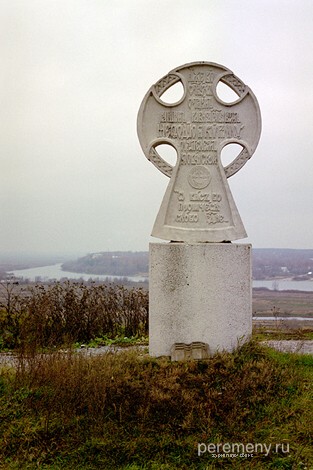 Памятник погибшим при штурме Рязани стоит на крутизне над Окой