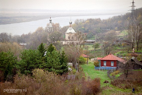 Это, собственно, и есть село Старая Рязань. Преображенская церковь, Ока, дымка торфяных пожаров