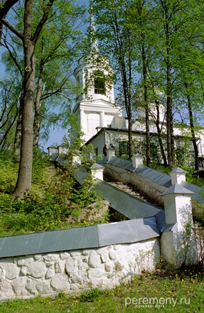 Лестница на Синичью гору. На ней Успенская церковь