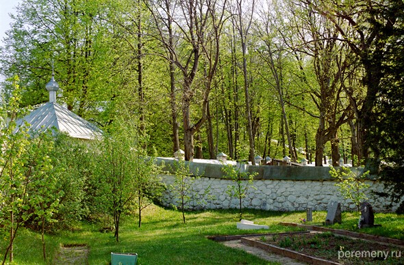 Уголок Святогорского монастыря неподалеку от Михайловского. В этом монастыре поэт и похоронен. Фото Олега Давыдова