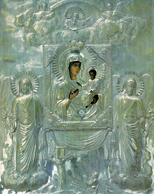 Чудотворная Одигитрия взята в серебряный оклад. На окладе икону несут два ангела, внизу под иконой дерево и Тимофей, преклоненный перед той же иконой в момент ее обретения