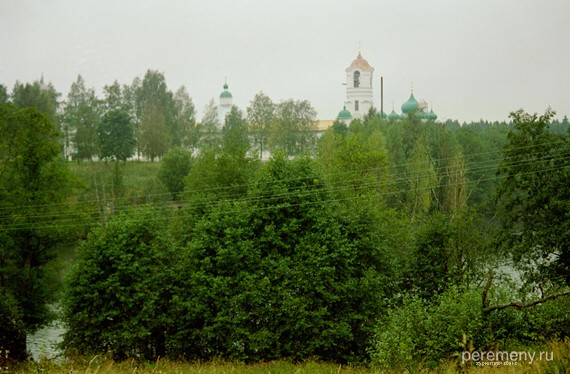 Вид на эпицентр Александрова места силы от Троицкой части монастыря