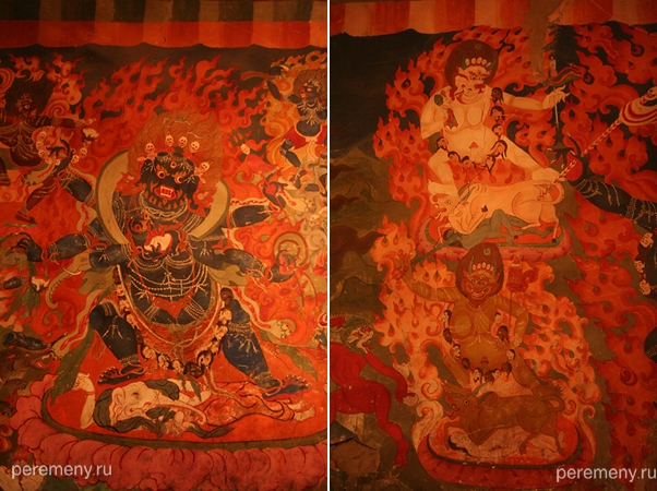 Еще две картинки из того же тибетского буддистского монастыря. Слева, насколько я понимаю Махакала, справа два божества с хорошо эрегированными членами. Не могу назвать их имен, но, конечно, они тоже мучают мертвецов. Фото Глеба Давыдова
