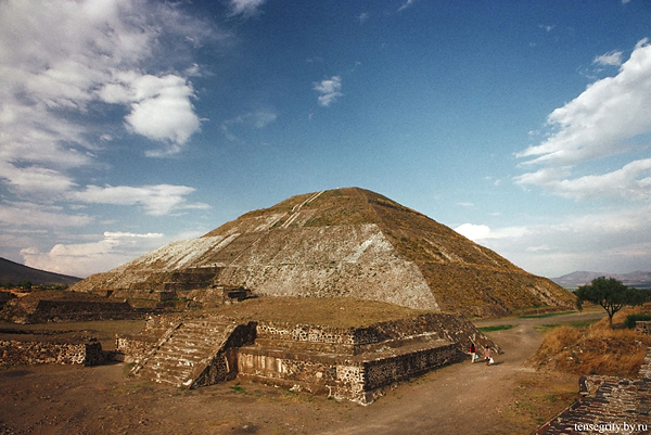 Одна из пирамид ацтеков. Некоторые считают, что дон Хуан преподавал Кастанеде тайные знания строителей этих пирамид. Другие пирамиды можно посмотреть, если пройти по адресу на фото справа внизу