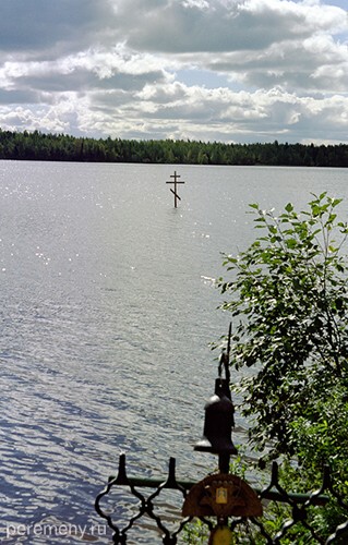 Дымское озеро. Крест установлен около камня Антония Дымского. Сам камень сейчас не виден