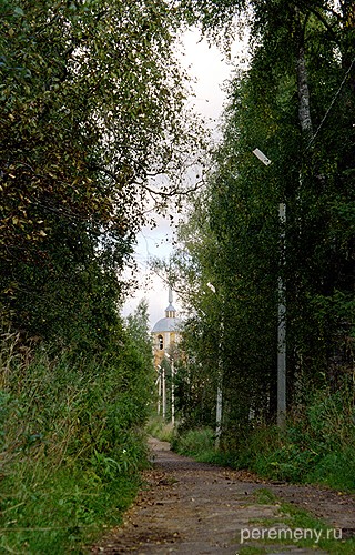 Аллея, ведущая от Дымского озера к монастырю