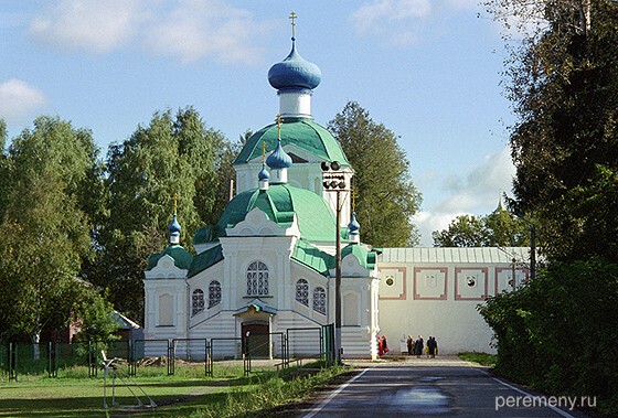 Тихвинский Успенский монастырь (его еще называют Большой, в отличие от Малого, Введенского). Церковь во имя Тихвинской Богородицы «На крылечке». Это западный вход в монастырь. Именно на это место переместилась икона вместе со срубом, после того, как началось строительство на том месте, куда она прилетела первоначально. Это, собственно, эпицентр Тихвинского места силы. Здесь стояли три деревянные церкви, которые по таинственным причинам одна за другой трижды сгорели (в 1390, 1395 и 1500 годах). На этом месте икона была более 130 лет, до времени постройки каменного собора в 1507 году. Здесь много раз случались чудеса
