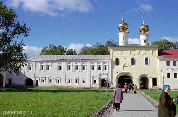 Тихвинский Успенский монастырь. Надвратная Вознесенская церковь 