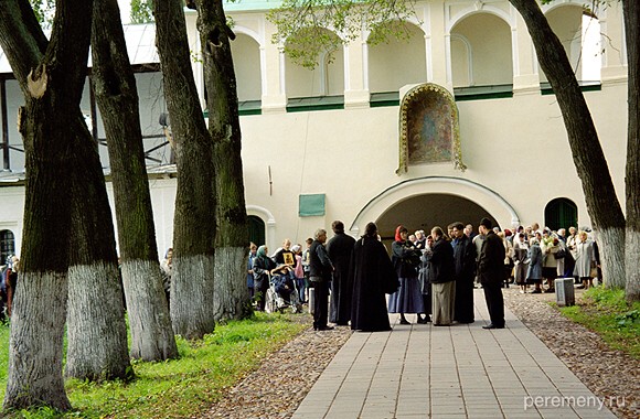 Паломники  на аллее Успенского Тихвинского монастыря