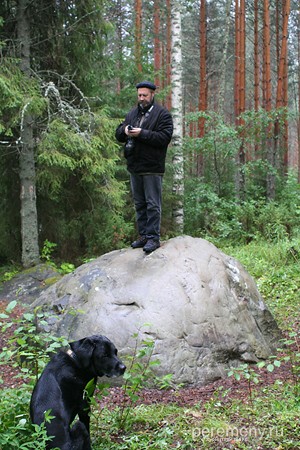 Взобравшись на Крестовый камень, я определяю его координаты. Осман мечтает о том, как приедет в теплую гостинницу и навернет собачьих консервов