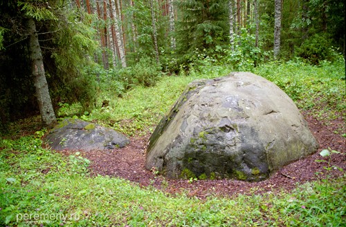 Тиуновские камни. Алтарная плита и Крестовый камень