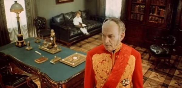 Каренин, а на диване его сын Сережа. Кадр из фильма Александра Зархи «Анна Каренина»