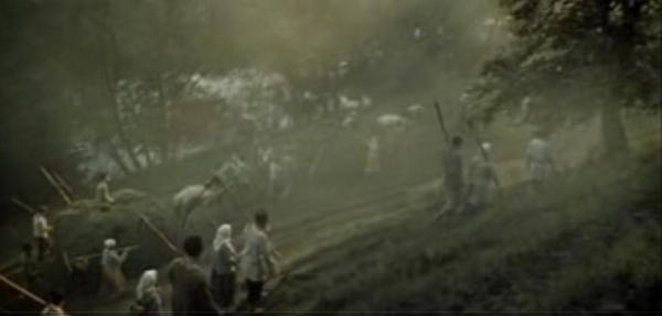 Народ, идущий с сенокоса, глазами Левина. Кадр из фильма Александра Зархи «Анна Каренина». 1967