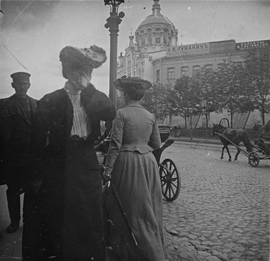 Анна Каренина около московской гостиницы «Дюссо», где они жили с Вронским, ожидая вестей о разводе от Стивы из Петербурга