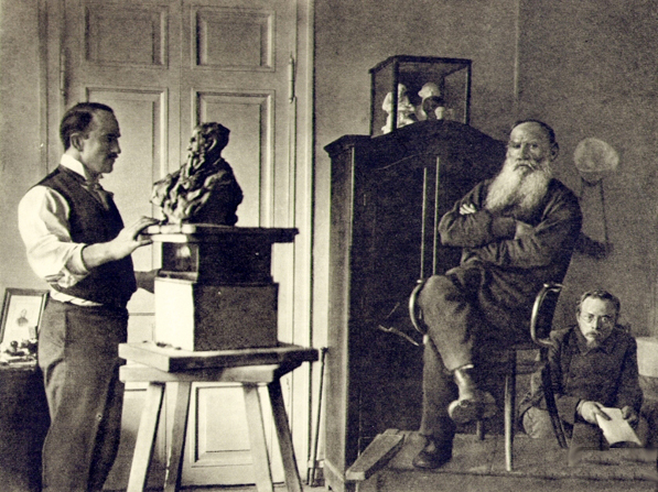 Лев Толстой позирует скульптору Паоло Трубецкому. 1899 год