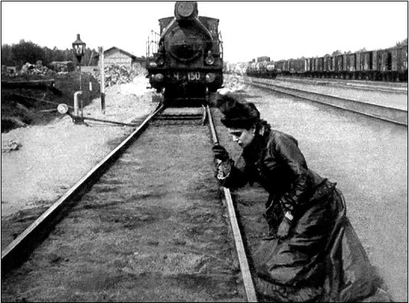 Анна бросается под поезд. Кадр из фильма Владимира Гардина «Анна Каренина», 1914