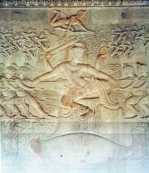 Пахтание мирового океана. В центре бог Вишну, внизу его аватар черепаха Курма, По сторонам от Вмшну асуры и боги перетягивают канат. Барельеф Ангкор-Ват, Камбоджа