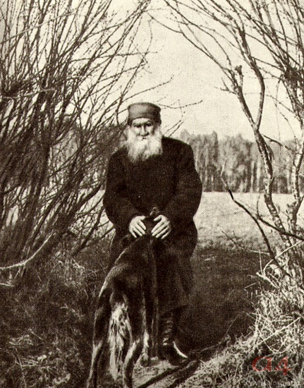 Лев Толстой с собакой. 1909 год