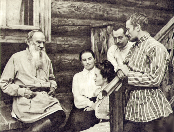 Александр Гольденвейзер (в полосатой Толстовке) беседует с Толстым