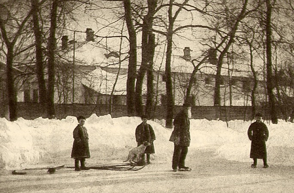 Лев Толстой катается на коньках в Хамовниках