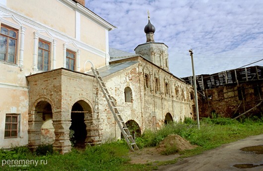 Борисоглебский монастырь. На переднем плане фрагмент Введенской церкви, на заднем - Входо-Иерусалимская церковь