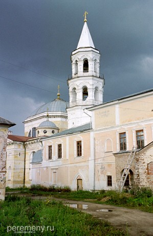 На переднем плане Введенская церковь, на заднем - Борисоглебский собор