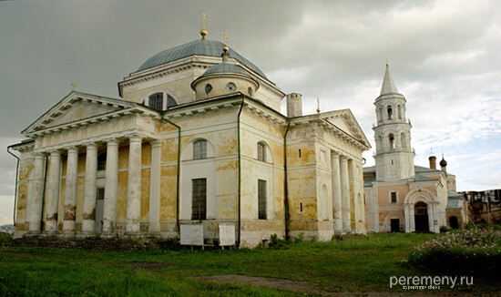 На переднем плане Борисоглебский собор Борисоглебского монастыря. На заднем - Введенская церковь