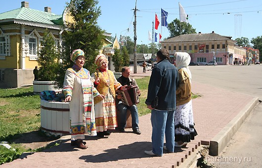 Углич. Ряженые у музея берут прохожих за душу советскими песнями