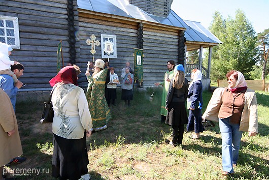 Мы приехали в Учму 3 июня, в день памяти преподобного Кассиана Учемского (а также Угличского и Грека). Совершенно нечаянно попали на службу и крестный ход. Народу было не много, но служили несколько приезжих попов