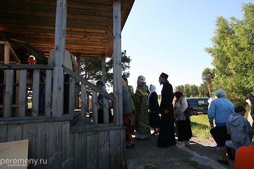 Отец Алипий (в черном с острой бородкой), действительно, похож на греческого монаха